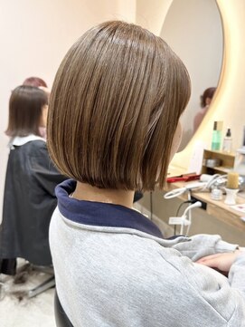 ヒビヲ(HIBIO) ショートボブミルクティーベージュブリーチダブルカラー横浜西口