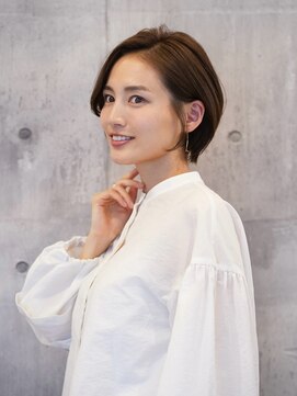 アイスバーグ(eyesburg) 耳掛けショートボブひし形くびれシアカラーオリーブ髪質改善