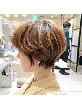 アッシュ 大泉学園店(Ash) ピアスの映えるショート【Ash大泉学園　横山】