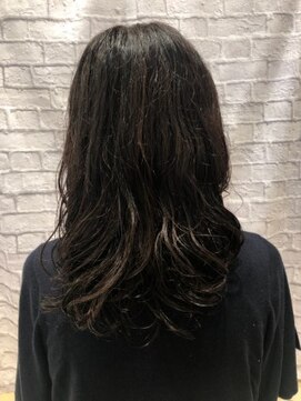 ミーティア バイ クアトロ(Meteor By QUATRO) 躍動感あふれるカールがかもし出す大人の余裕と華やかさ