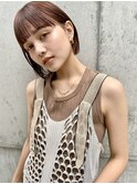 アプリコットベージュのミニボブで軽やかでも清楚な印象を