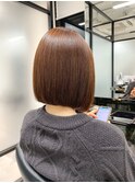 強いうねりも、柔らかく自然な前下がりボブに！