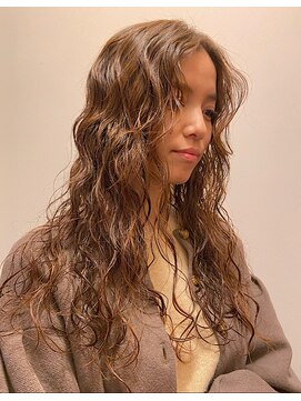 エルジン ヘアドレッサー ショップ(ELGIN HAIR DRESSER SHOP) 【saya】ロングヘアにウェーブパーマ