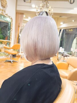 オブヘアーギンザ(Of HAIR GINZA) ホワイトブリーチ×ボブカット