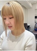 ハイトーン/ブロンド/ぱつっとボブ/長めボブ/顔まわりレイヤー