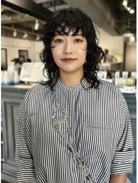 クイン(qin) ミディアム黒髪ウルフパーマ