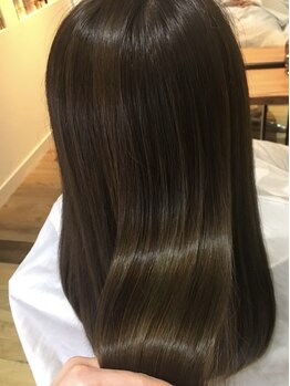 【髪質改善】プライベートサロンで叶える縮毛矯正。大人女性の年齢髪に向き合い、扱いやすく艶やかな美髪へ