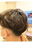 センターパート、パーマ低めローフェード刈り上げワンカールO8