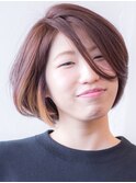 顔まわりに彩添えるシンプルボブ