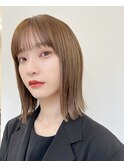 長めのすとんっとボブがオシャレやわらかいベージュカラー