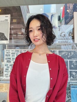 柔らかく、扱いやすくて何度も触りたくなる。ふんわりとしたパーマ感で冬のファッションを引き立たせる＊