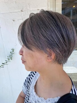 エルモ(ELMO) グレイヘアでお洒落なスタイル