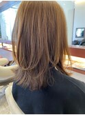 くびれ外ハネセミロングスタイル