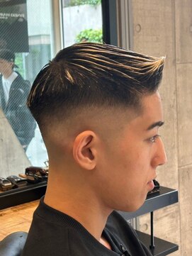 ビンゴ(BINGO) 2044刈り上げセンターパートハイライトメッシュフェザーショート