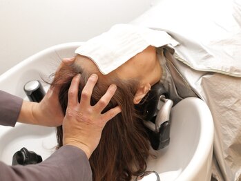 フルール(fleur)の写真/日頃の疲れをしっかりほぐしませんか？凝り固まった頭皮を丁寧にマッサージすることで全身リラックス◎