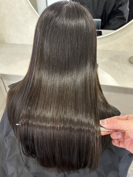 ホワイト(WHITE)の写真/【美髪矯正メーカー認定講師在籍】乾かすだけでまとまる、圧倒的な艶髪を叶える美髪矯正を体験しませんか？