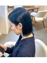 エン(En,)&nbsp;深みのあるネイビーブルー×切りっぱなしボブ