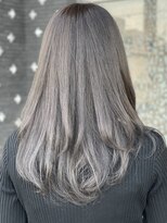 フレイムスヘアデザイン(FRAMES hair design)&nbsp;大人イルミナカラー（シルバーグレイ）×セミロング