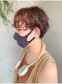 パーマショート、オレンジカラー、ハイライト、耳掛け