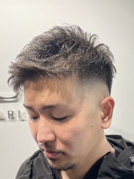 リバティシェアバーバー 銀座(LIBERTY SHARE BARBER) アップバングフォワードスキンフェード×ライトカールパーマ