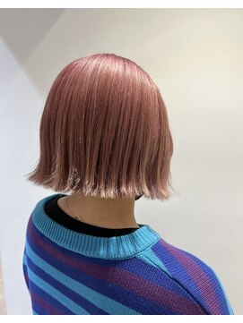 バズ(BUZZ) ぱつっとボブ×フラミンゴカラー!