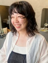 ヒュー(Hue)&nbsp;顔まわりのカールがポイントのパーマヘア