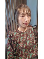 トナリ(tonari)&nbsp;顔周りのプラチナグレージュのアクセントカラーがかわいいボブ