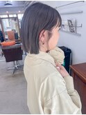ブリーチカラーグレージュぱっつんボブ前髪あり