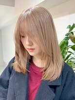 ミルクティーベージュ顔周りレイヤーカット韓国風ハイトーン20代