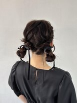 アオ(AO。)&nbsp;ツインシニヨンアレンジ/リボンアレンジ/結婚式お呼ばれヘア