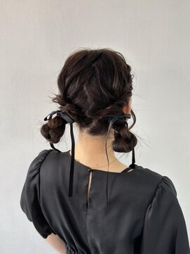 アオ(AO。) ツインシニヨンアレンジ/リボンアレンジ/結婚式お呼ばれヘア