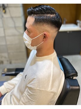 フランクスバーバー アンド ビアークラブ(FRANK'S BARBER and BEER CLUB) かき上げ七三オールバックスキンフェードサイドパートショート