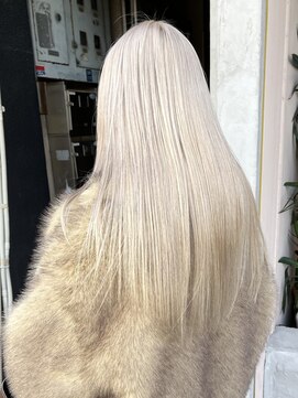イル(iru) ホワイトベージュ　ブロンドヘア