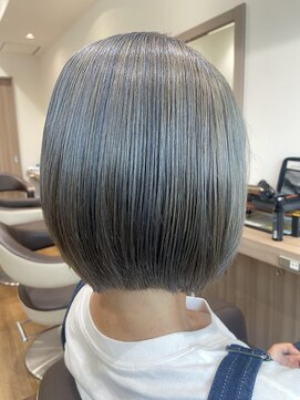 ICH GO向ケ丘遊園店 透明感抜群！シルバーグレージュ×ぷつっとミニボブ