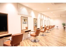 フェール(faire)の雰囲気（広い店内で待ち合いも広い空間となっております。）