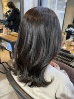 エミィ(emii.)&nbsp;【レイヤーカット/ミディアムレイヤーカット/くびれレイヤー】