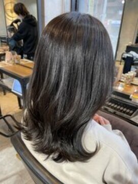 エミィ(emii.) 【レイヤーカット/ミディアムレイヤーカット/くびれレイヤー】