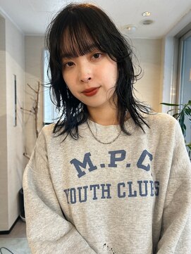 ユヌ(Une) kotaro ダークカーキの色味とほつれレイヤー