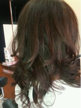 オッジ ヘアー ジャッロ(Oggi Hair giallo) レイヤーonレイヤーウェーブonカールのフェミニンスタイル