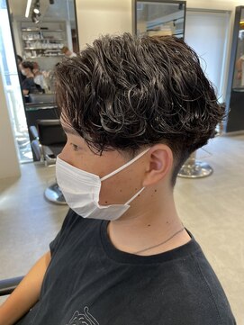 フィフスジングウマエ 原宿(fifth JINGUMAE) ツーブロック刈り上げ波巻きスパイラルパーマ