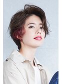 顔にかかる前髪がアクセント