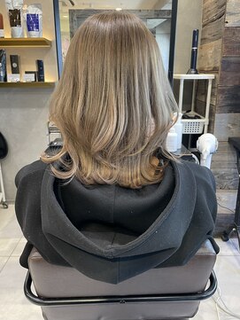 トルネード(TORNADO) 20代30代 外国人風ヘア くびれヘア ヌーディーベージュM1207