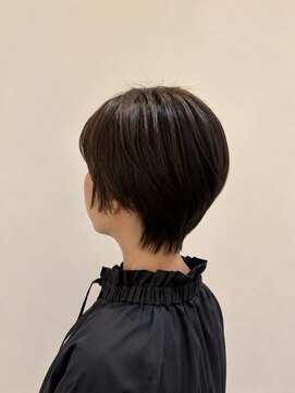 ウミト(Umito) 襟足を少し残した大人ショート