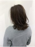 細かいハイライトの大人可愛いミディアムスタイル