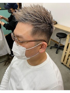 キューズ クラブ(cuz KLUB) 【cuzKLUB】バーバースタイル ホワイト×フェードカット［池袋］