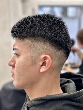 レヴィア(REVIA) メンズカットフェードスタイル刈り上げ短髪