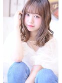 やわらかウェーブの小顔ミディアム