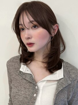 ローネス(LONESS) ミディアムレイヤーと艶のあるグレーベージュで柔らかいヘアに