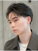 テーパーフェードで清潔感のあるセンターパート×フェザーパーマ