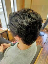 サク(SAKU) メンズの無造作パーマスタイル